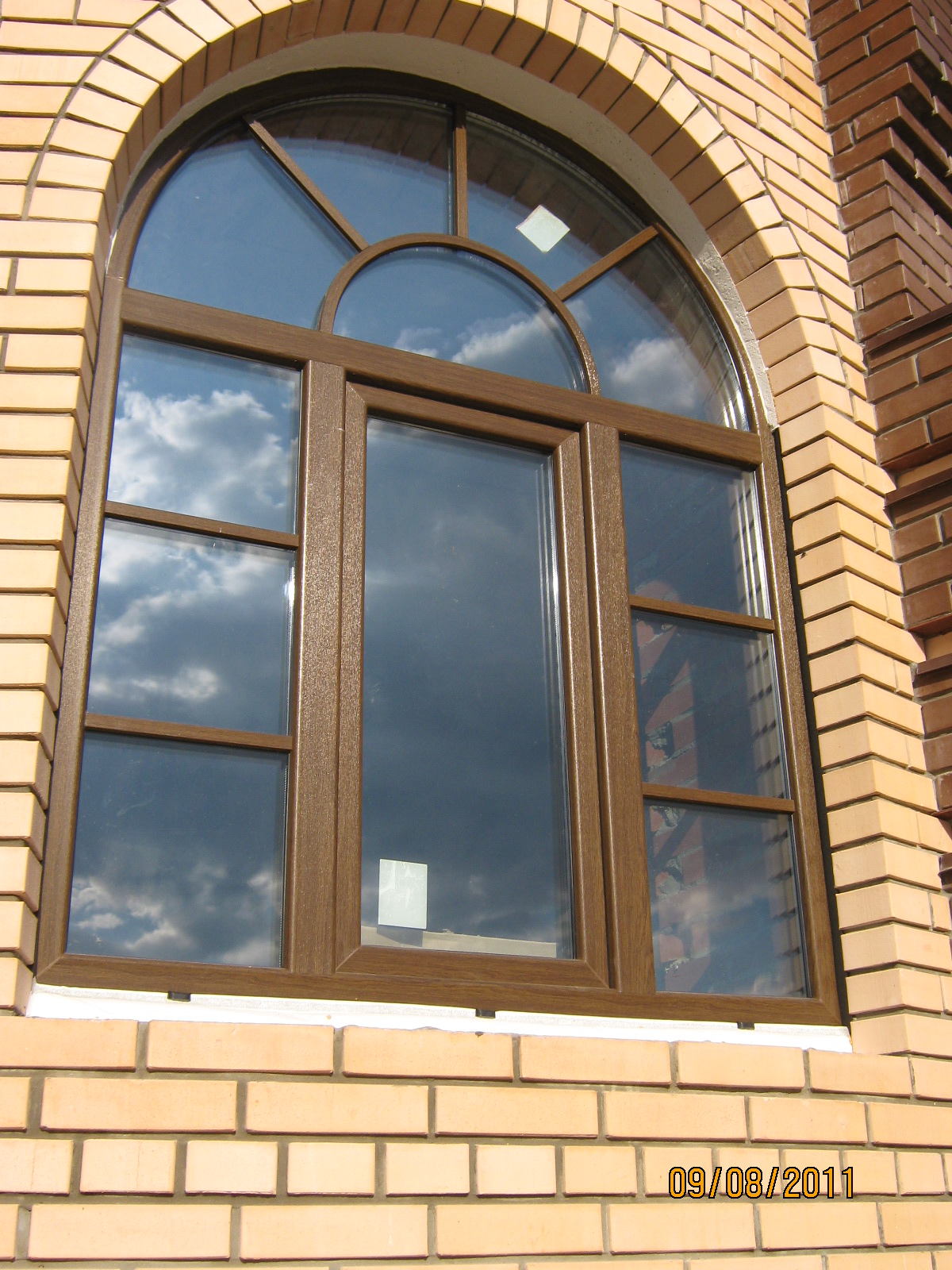 Фото пластиковых окон в доме. Венецианские шпросы. Шпросы в арочном окне.